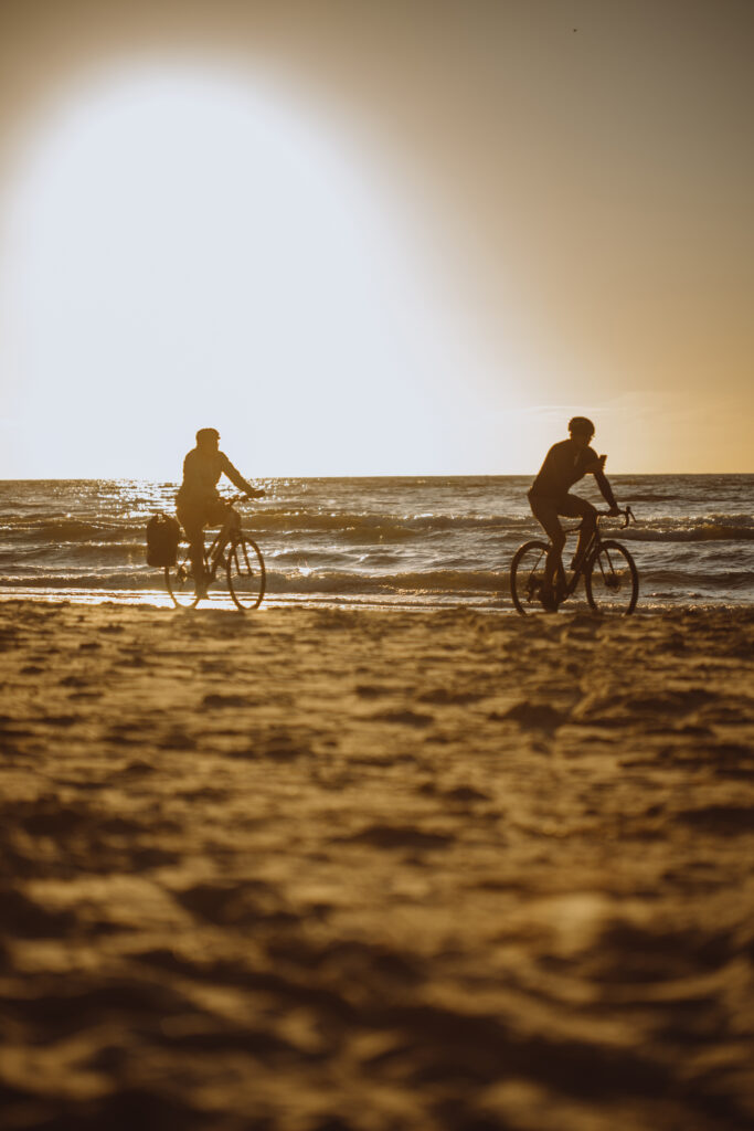 Wypożyczalnia rowerów Lubiatowo, wycieczka rowerem po plaży o zachodzie słóńca.