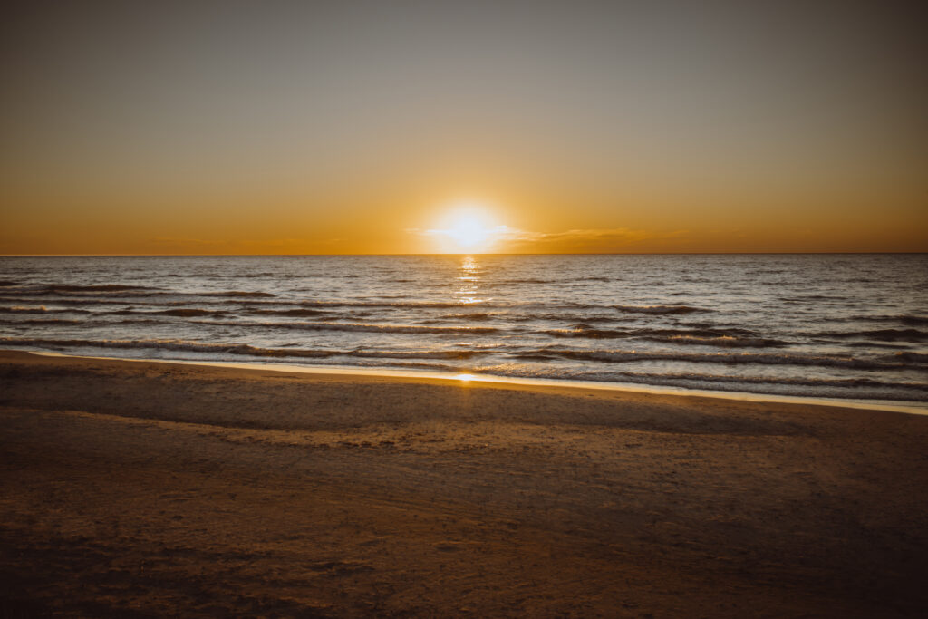 Wypożyczalnia rowerów Nowęcin, zachód słońca na plaży w Nowęcinie.